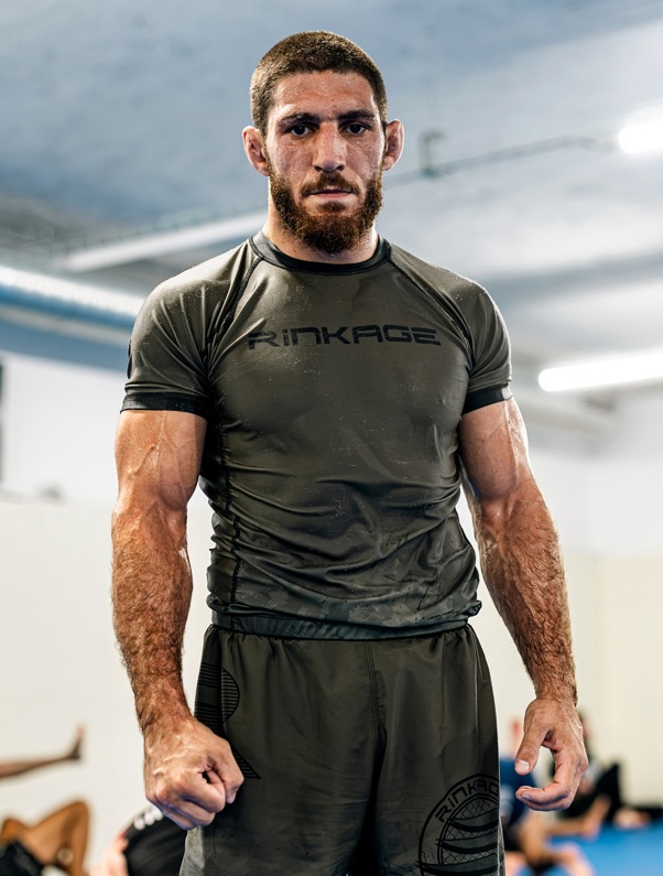Michael Aljarouj debout en rashguard Rinkage a l'Old School Academy